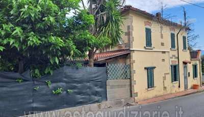 Casa bi/trifamiliare in residenziale in Via Montalbano 10