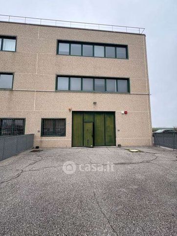 Capannone in commerciale in 