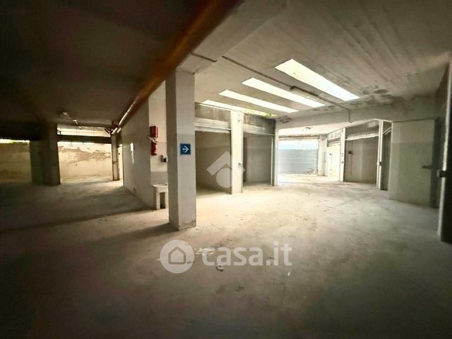 Capannone in commerciale in Via Pini di Solimena 6