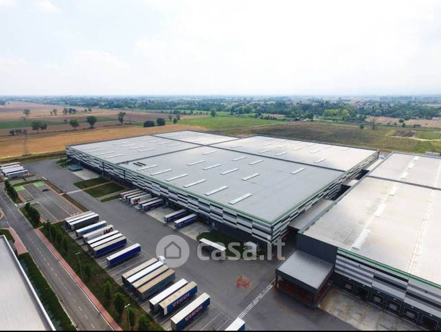 Capannone in commerciale in 