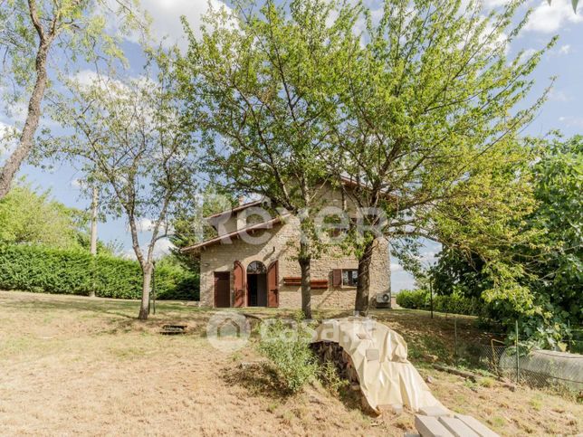 Villa in residenziale in Vocabolo Varesina 10
