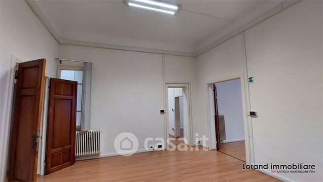 Ufficio in commerciale in 