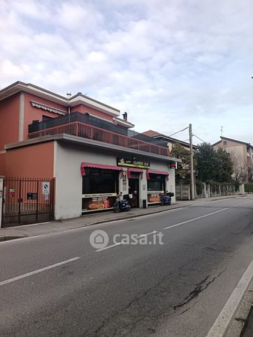 Attività/licenza (con o senza mura) in commerciale in Via L. Cadorna 77