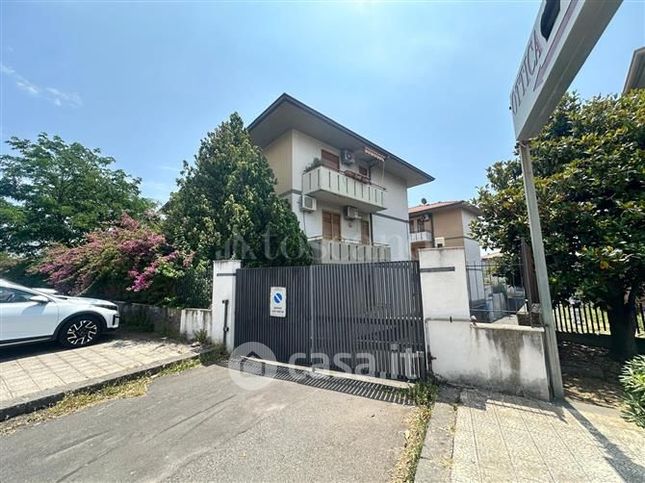 Box/posto auto in residenziale in Via Regione Siciliana
