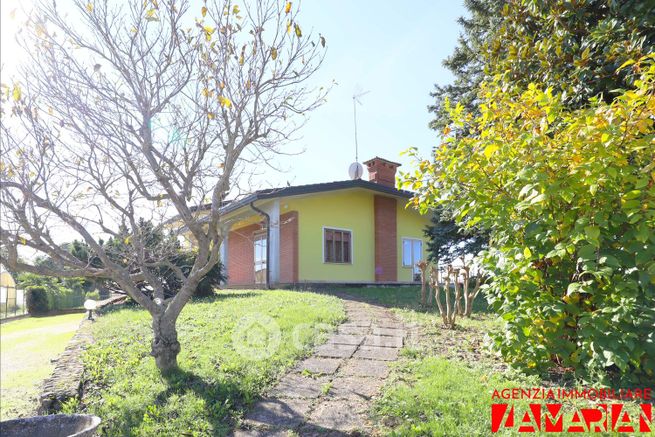 Casa indipendente in residenziale in Via Scuole 6