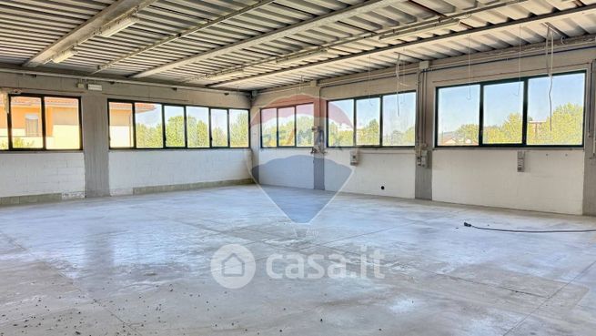 Capannone in commerciale in