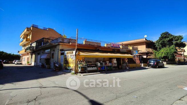 Attivitã /licenza (con o senza mura) in commerciale in Via Cucciarella 53