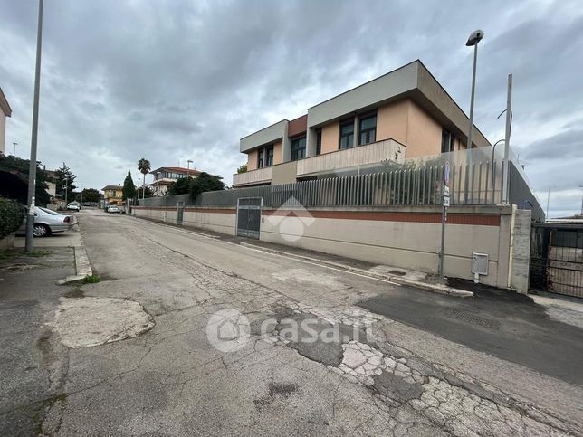 Capannone in commerciale in Via Gioacchino Belli 1