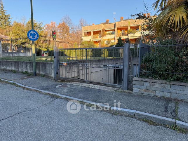 Box/posto auto in residenziale in Via Achille Grandi 16