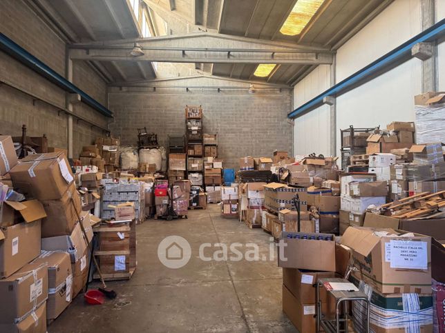 Capannone in commerciale in