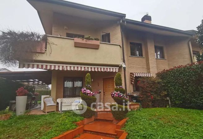 Casa bi/trifamiliare in residenziale in Via Maria Callas 7