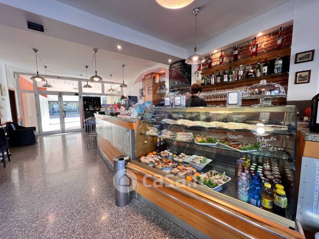 Attività/licenza (con o senza mura) in commerciale in Via Giovanni Duprè 25