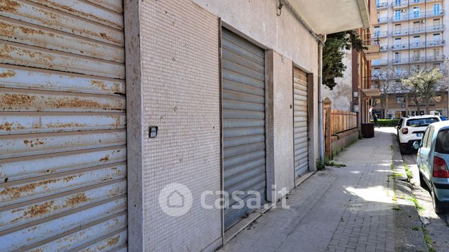 Negozio/locale commerciale in commerciale in Via Alessandro Manzoni
