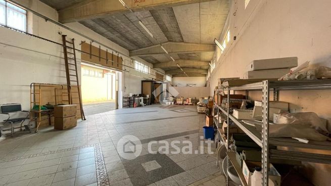 Capannone in commerciale in Via Cristoforo Colombo 92
