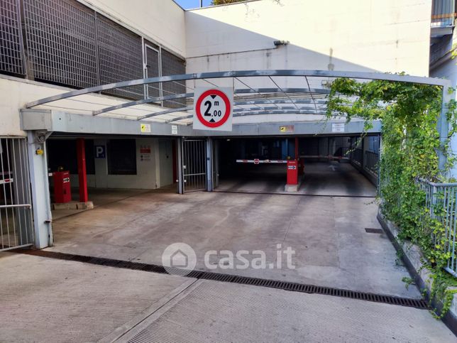 Garage/posto auto in residenziale in Via della Moscova 26