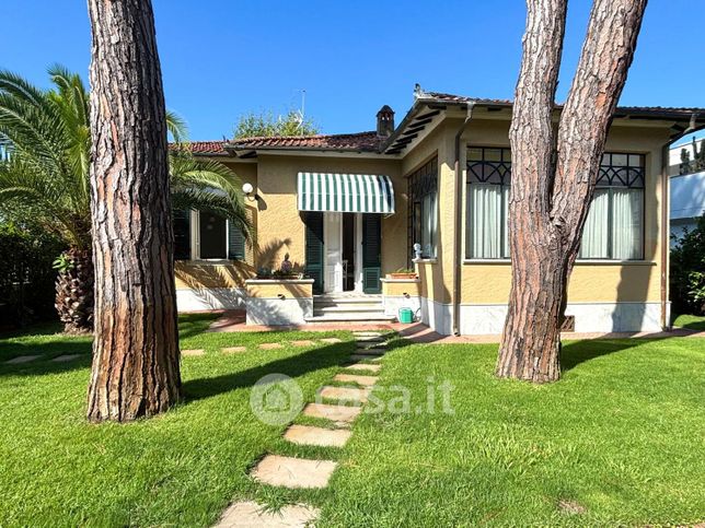 Villa in residenziale in Via Giuseppe Mazzini 121 A