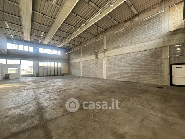 Capannone in commerciale in Via Luciano Lama