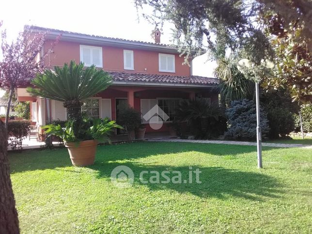 Villa in residenziale in Via J.F. Kennedy 10