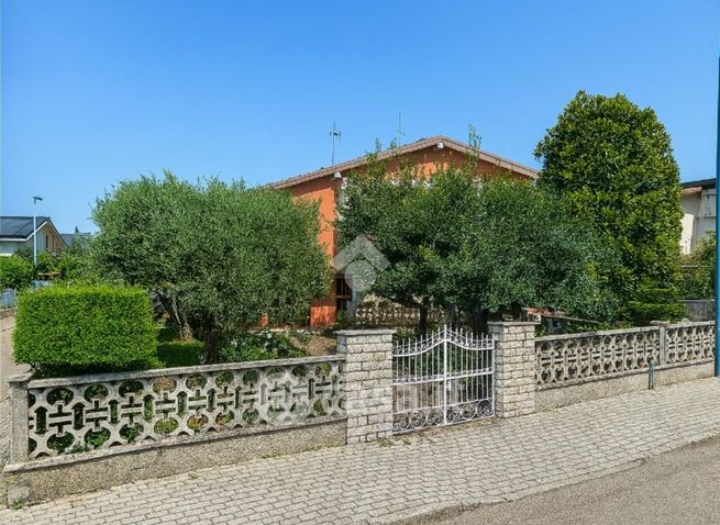 Appartamento in residenziale in Via XIII Quartiere la Famiglia 8