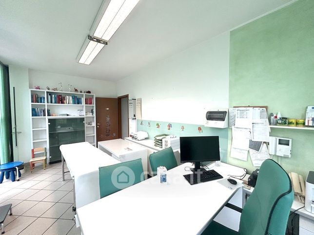 Ufficio in commerciale in Via Cotignola