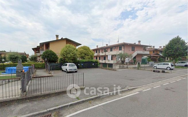 Box/posto auto in residenziale in Via Adamello
