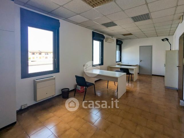 Ufficio in commerciale in Via Monsignore O. Romero 61