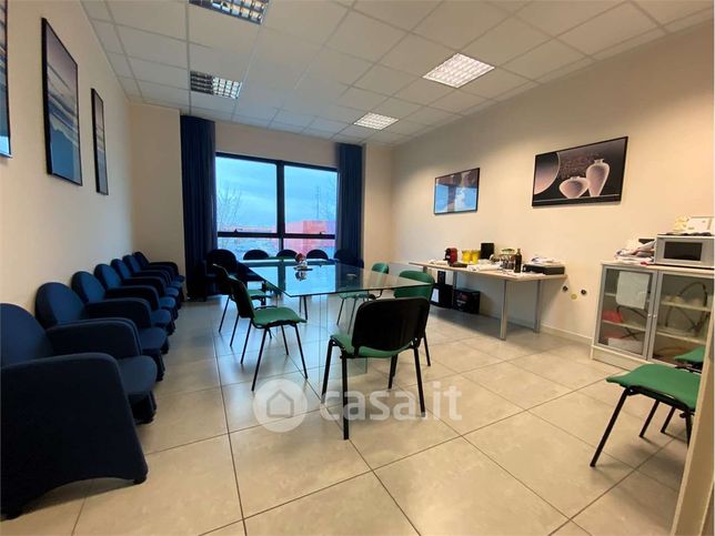 Ufficio in commerciale in Via R. Lombardi