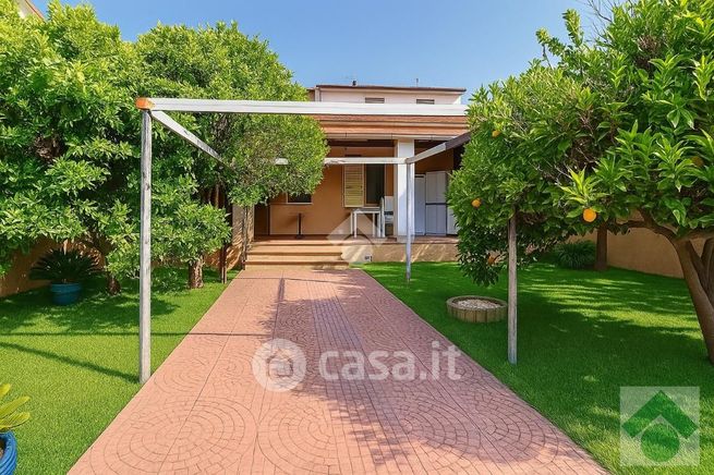 Casa bi/trifamiliare in residenziale in Via G. M. Angioj