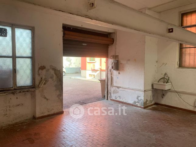 Box/posto auto in residenziale in Via Novara 385