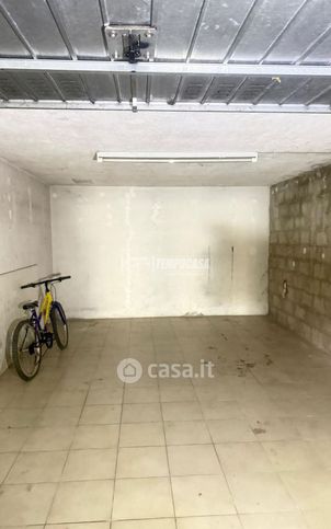 Box/posto auto in residenziale in Via Fratelli Cernuschi 23