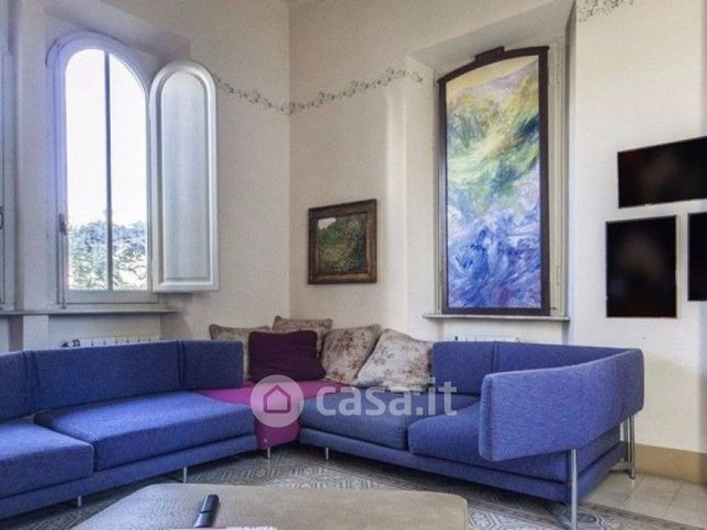 Casa bi/trifamiliare in residenziale in 