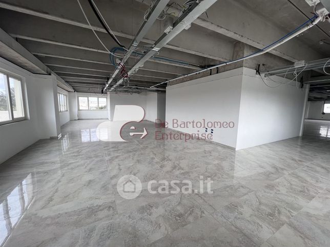 Capannone in commerciale in Via Francesco Corrente
