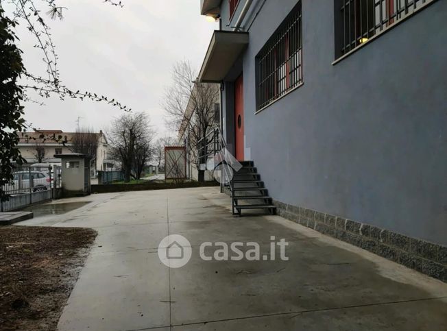 Capannone in commerciale in Via dell'Artigiano