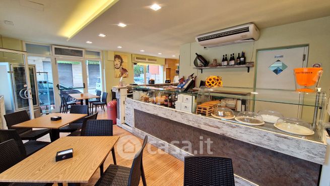 Attivitã /licenza (con o senza mura) in commerciale in Via dei Laureati