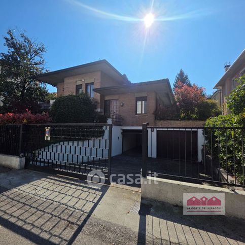 Casa indipendente in residenziale in Via Montanara