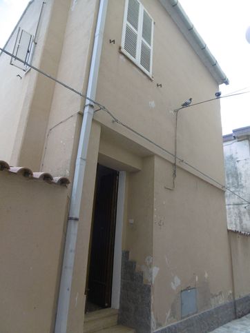Casa indipendente in residenziale in Via Enzo Bassi 4