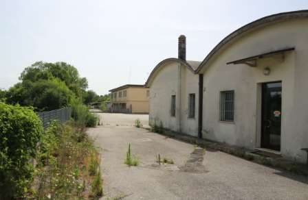 Capannone in commerciale in Via Fratelli Bandiera