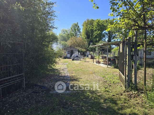 Terreno agricolo in commerciale in Frazione Mezzi Po