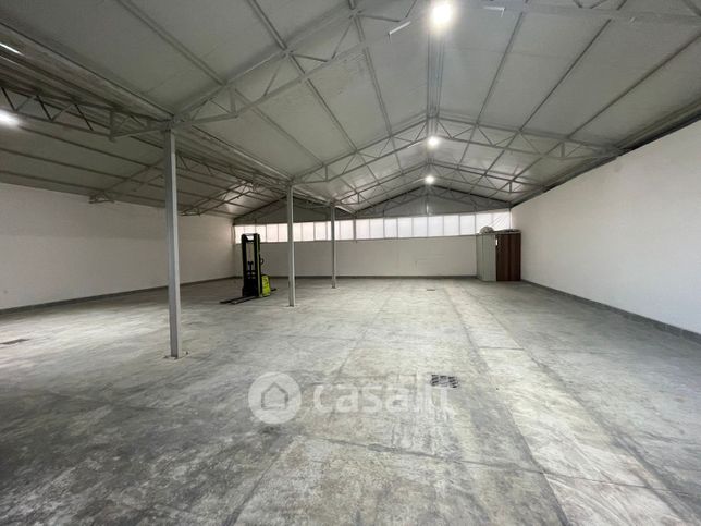 Capannone in commerciale in Via Mastrilli 23