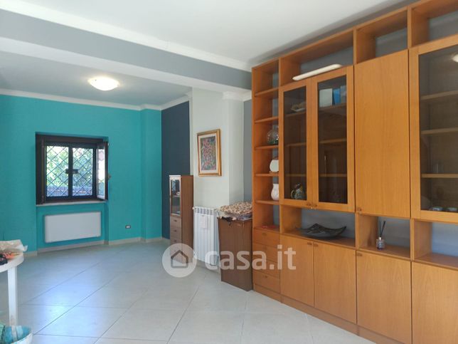 Casa bi/trifamiliare in residenziale in Viale Umberto Giordano 56