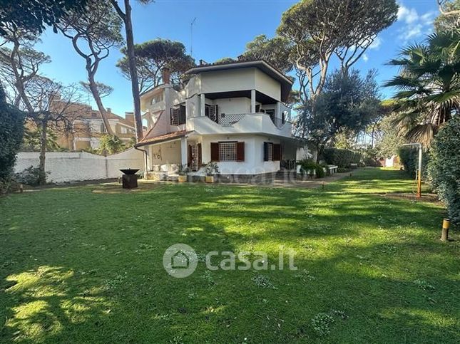Villa in residenziale in Via Nervi