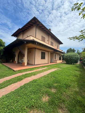 Casa bi/trifamiliare in residenziale in Via Provinciale