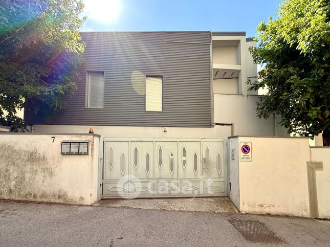 Box/posto auto in residenziale in Via del Caravaggio 7