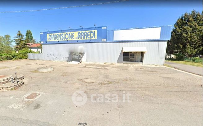 Capannone in commerciale in 