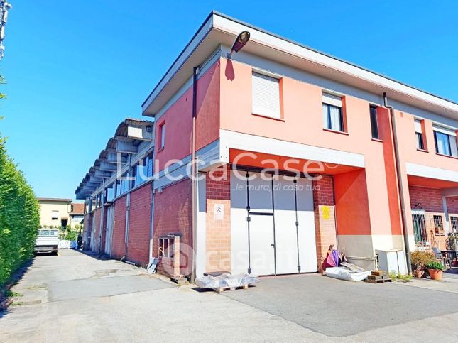 Capannone in commerciale in Viale Puccini 55100