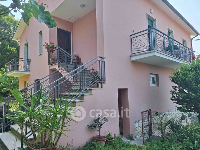 Casa indipendente in residenziale in 