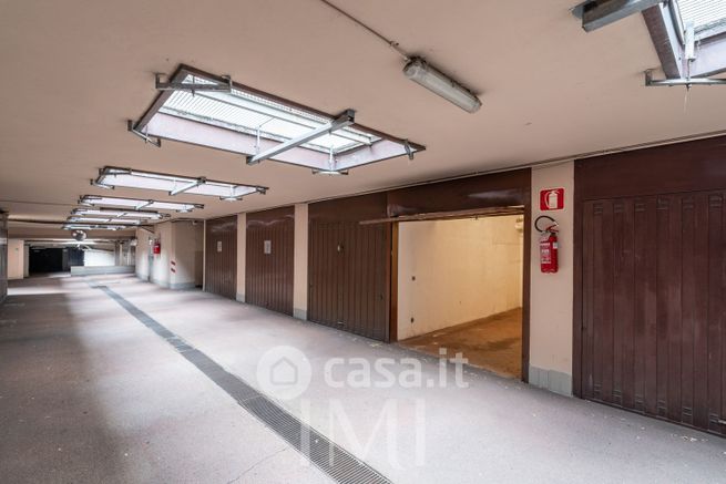 Garage/posto auto in residenziale in Via Ascanio Sforza 63