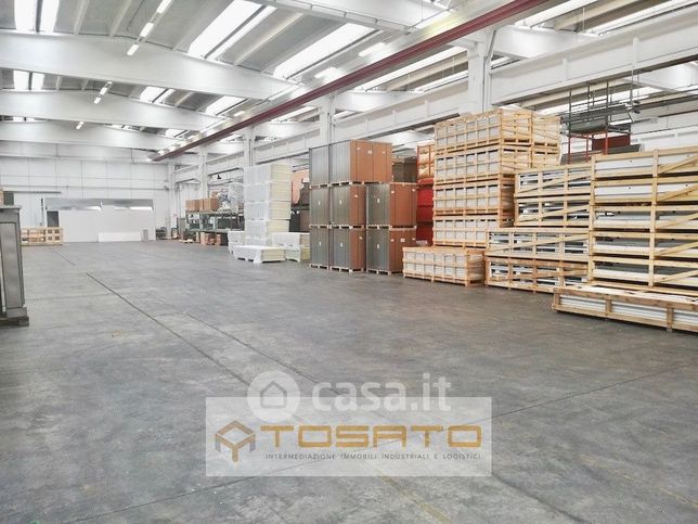 Capannone in commerciale in