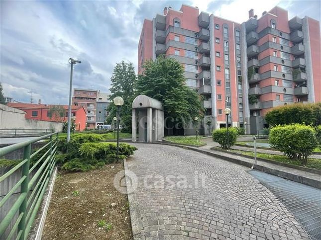 Box/posto auto in residenziale in Via Cufra