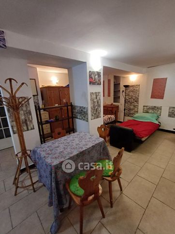 Negozio/locale commerciale in commerciale in Salita della Seta 2